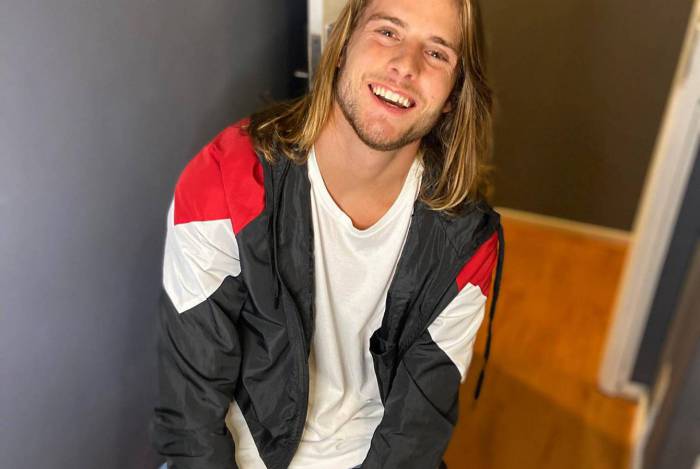 O ex-BBB Daniel Lenhardt, de 22 anos, está passando o período de isolamento com os dois irmãos, Tadeu (gêmeo) e Tomás, em uma casa em Nova Friburgo - DIVULGAÇÃO