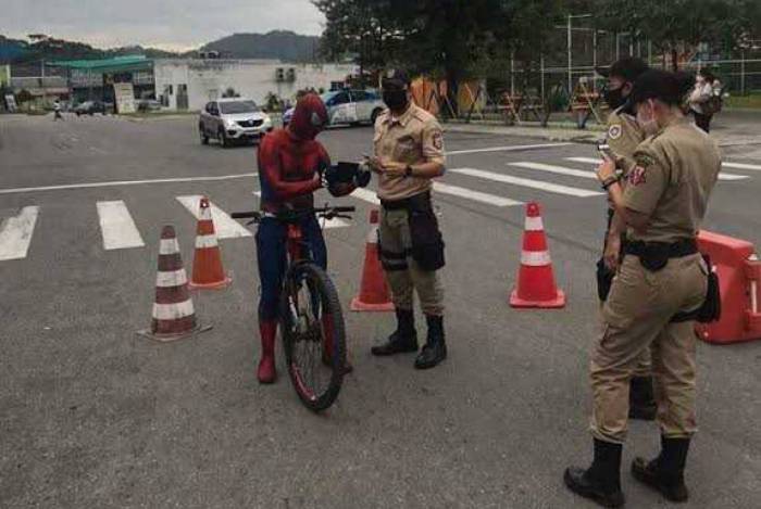 Morador se fantasia de Homem Aranha para sair à rua em Niterói 
