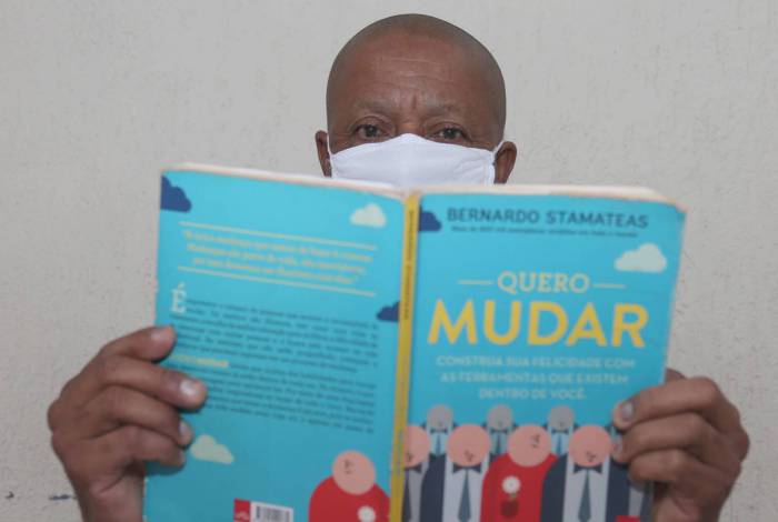 Agnaldo em seu prédio no Flamengo máscara de proteção e mais tempo para a leitura