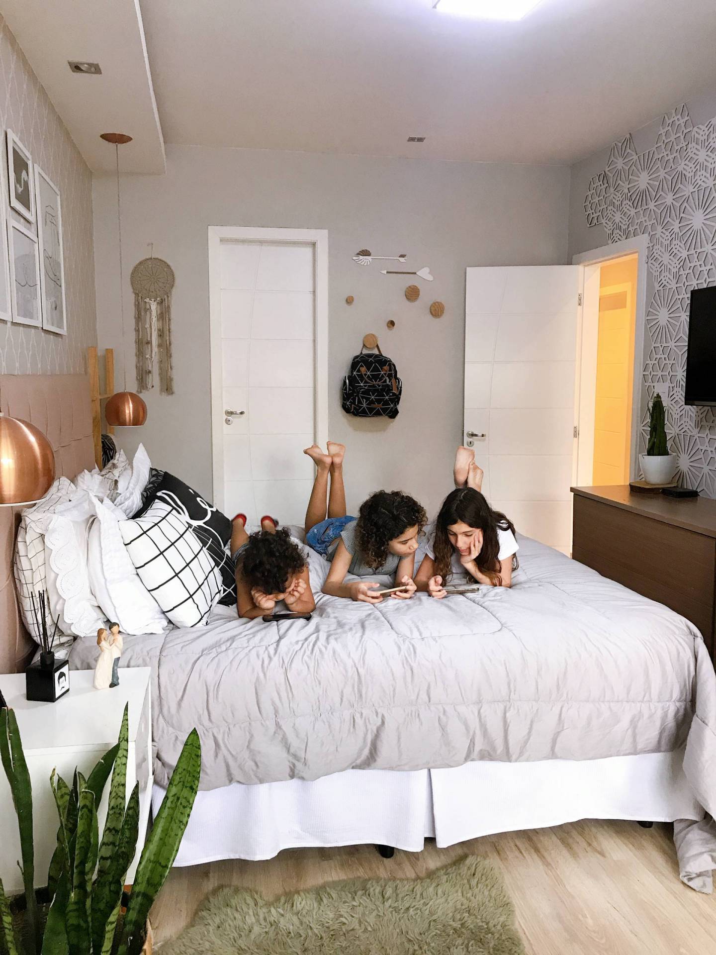 Bento, Malu e Nina aproveitam tempo livre também para usar aparelhos eletrônicos