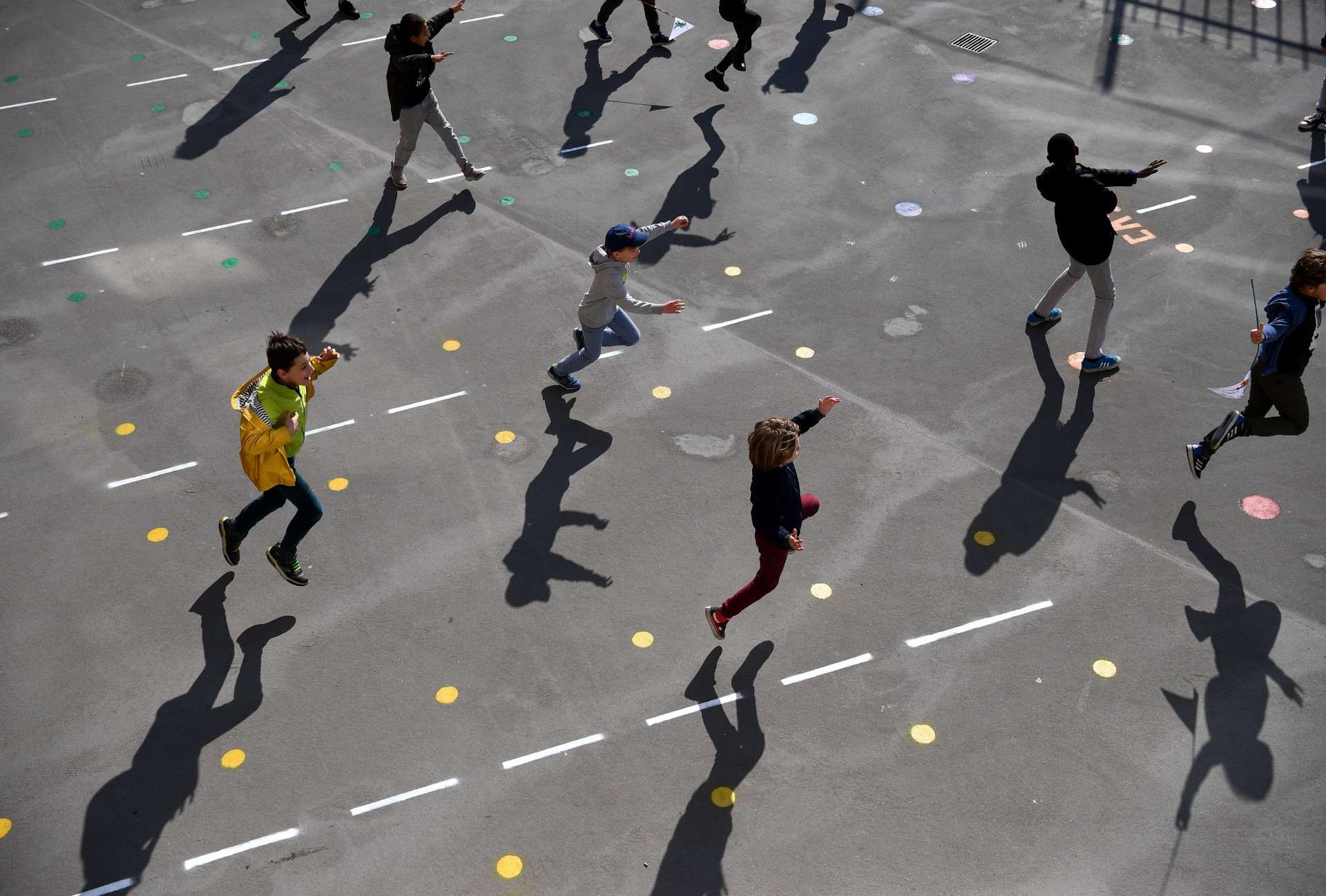 Garoto de 9 anos morre na França por doença que seria ligada à covid-19