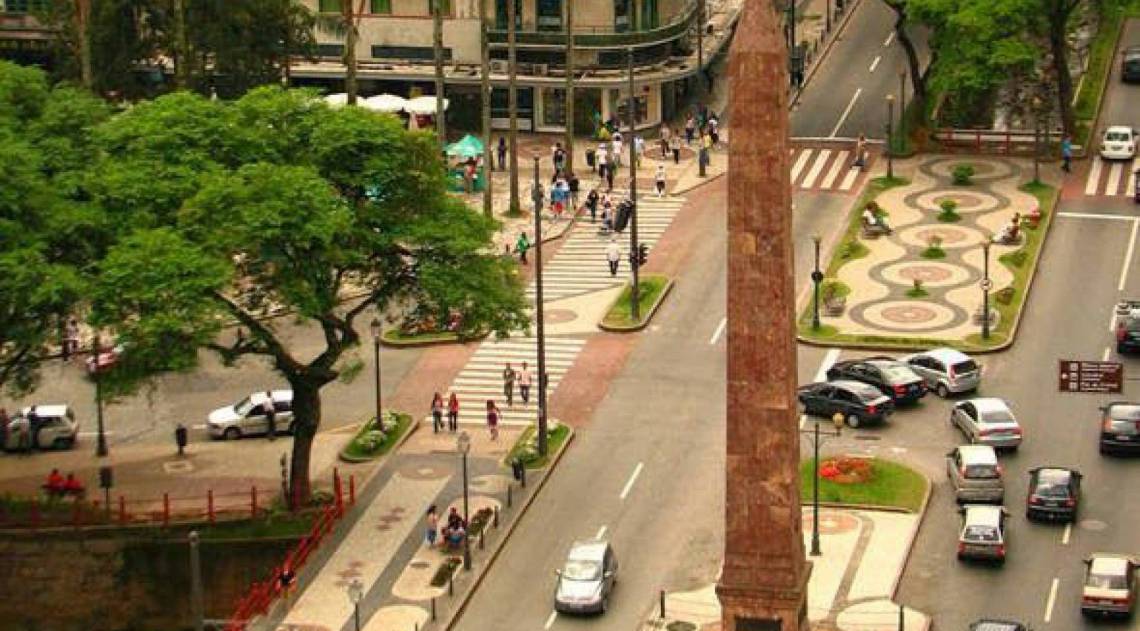 Participantes demonstraram preocupação devido ao grande número de pessoas que insistem em lotar as ruas da cidade mesmo após os recentes decretos - Reprodução