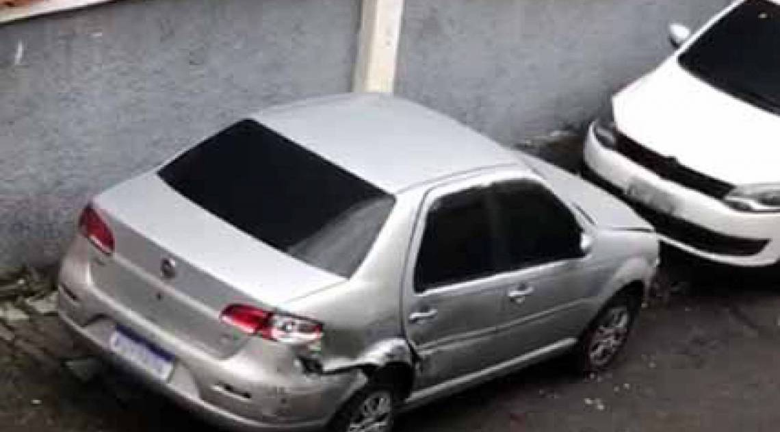 Carros de moradores foram amassados durante a&ccedil;&atilde;o - Reprodu&ccedil;&atilde;o / Internet