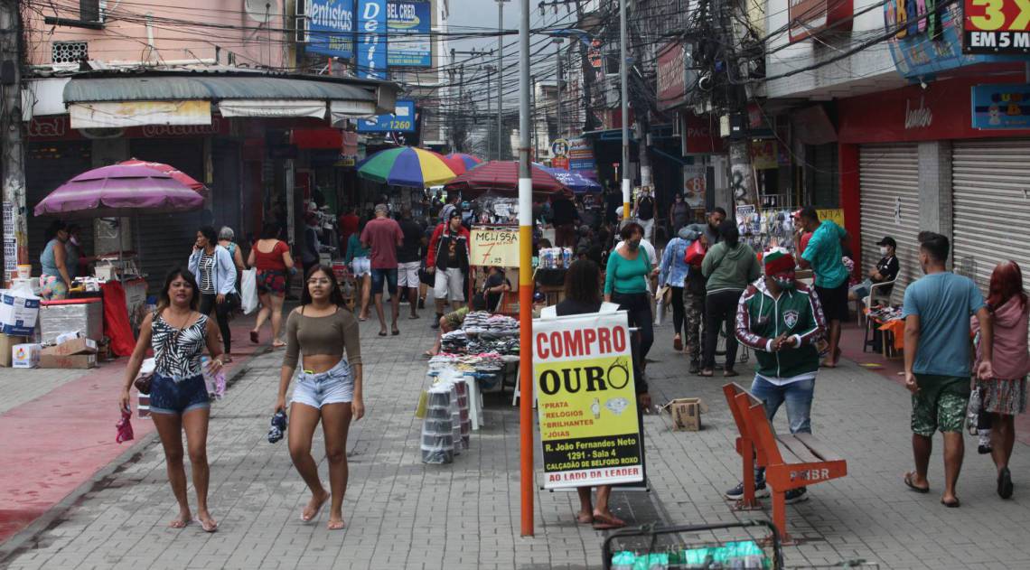 Desrespeito às recomendações em Belford Roxo: calçadão lotado - Ricardo Cassiano