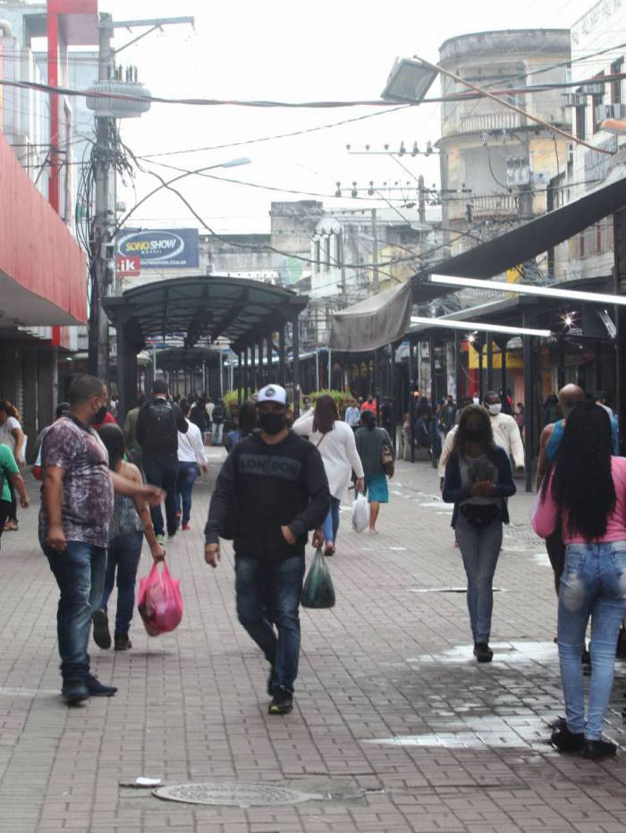 Calçadão de Duque de Caxias teve grande movimento praticamente todos os dias, mesmo com decreto de isolamento social na cidade