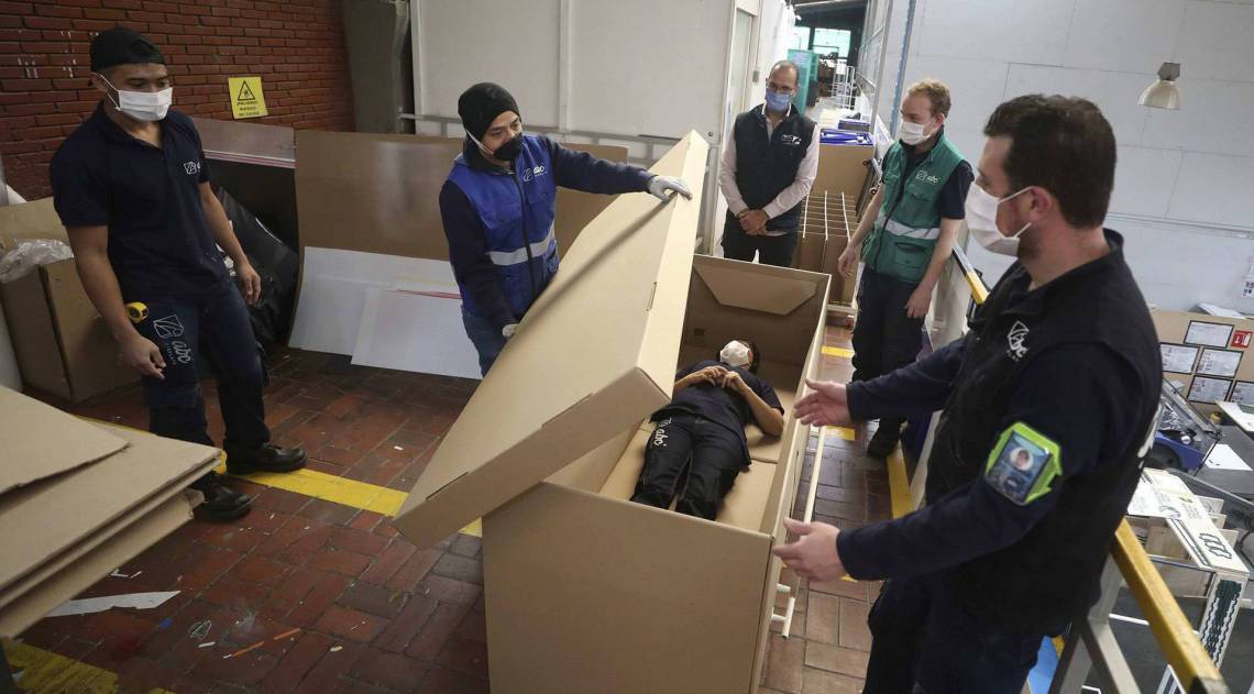 O design de uma caixa de papelão pode servir como cama de hospital e caixão, projetado para pacientes com Covid-19 - Reprodução