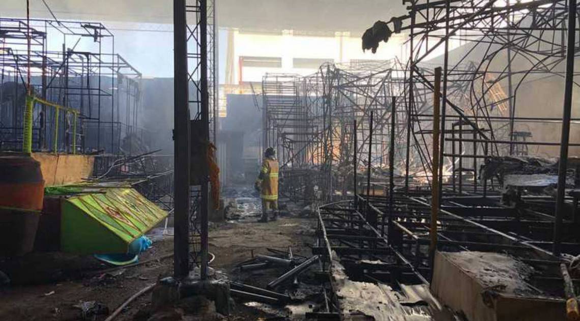 Chamas queimaram os três carros alegóricos que a escola utilizou no Carnaval de 2020 - Divulgação / LIERJ