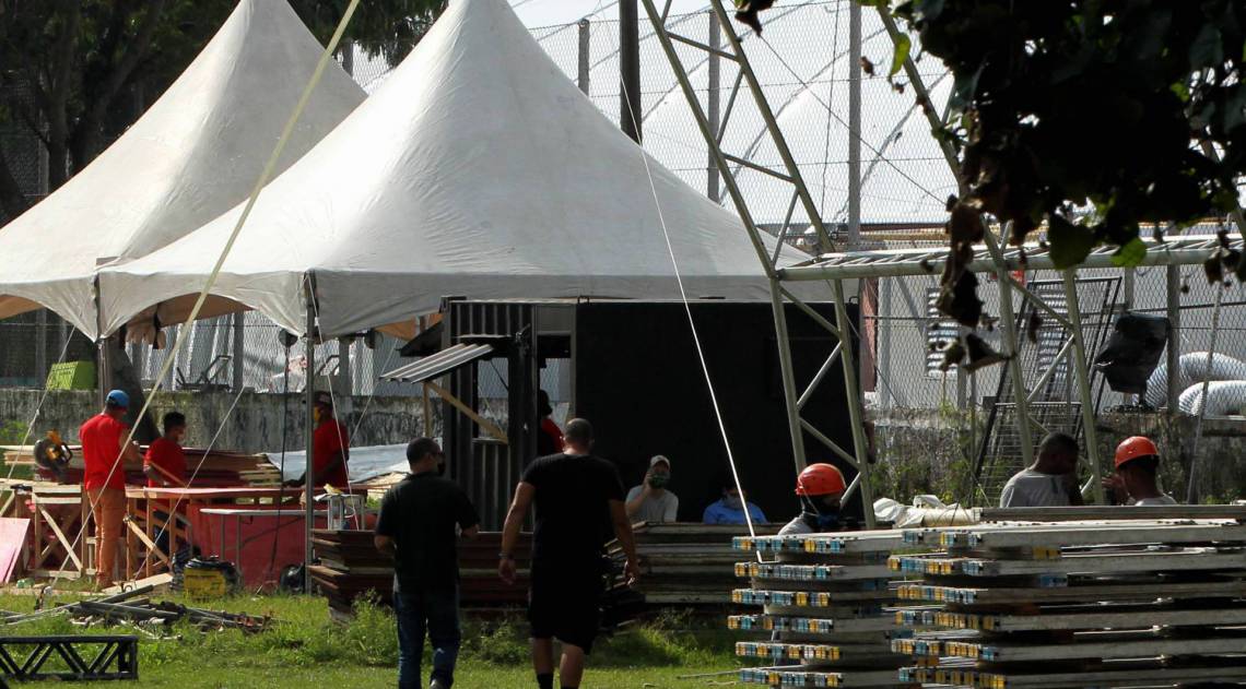 Operários ainda trabalham na montagem do hospital de campanha - Estefan Radovicz / Agencia O Dia