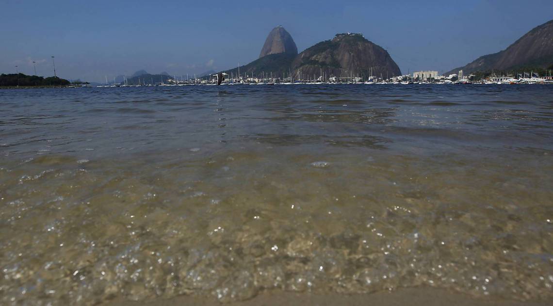 Rio de Janeiro 18/05/2020 - Covid-19 - Qualidade da agua na praia de Botofogo. Foto: Luciano Belford/Agencia O Dia - Luciano Belford/AgÃªncia O Dia