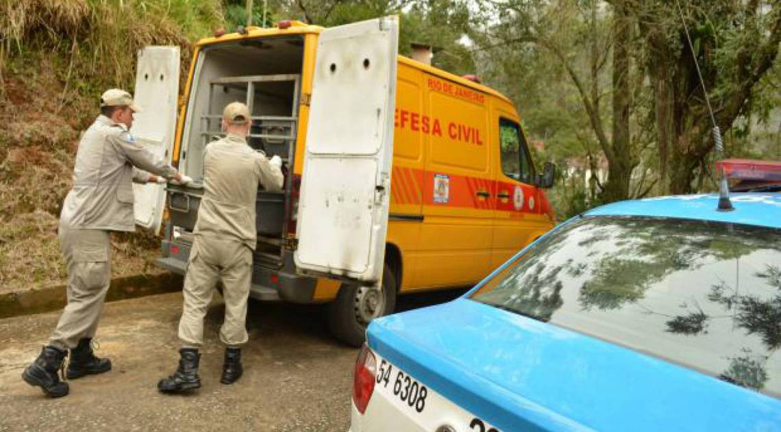 O corpo foi levado pelo rabecão do Corpo de Bombeiros. Peritos da Polícia Civil trabalham com a hipótese de assalto seguido de homicídio - Reprodução