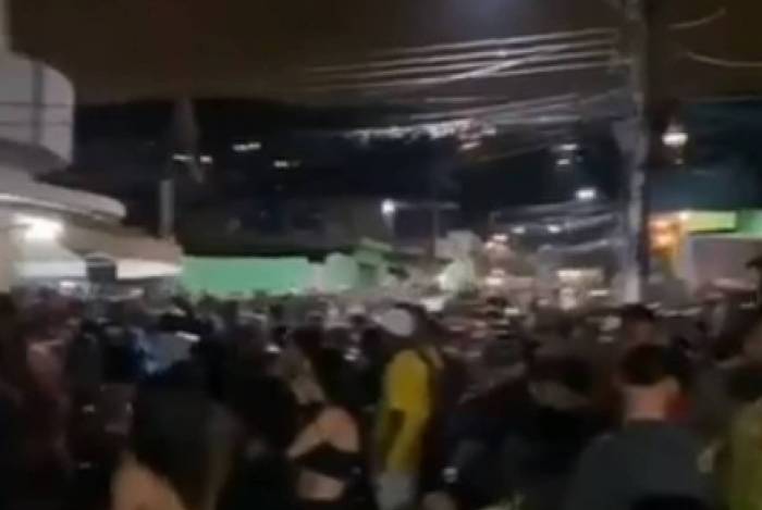 Baile funk reúne centenas de pessoas em comunidade de Duque de Caxias
