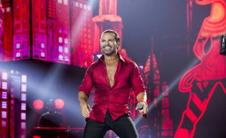 'Faço tudo que um viado faz, só não dou o **', diz Eduardo Costa