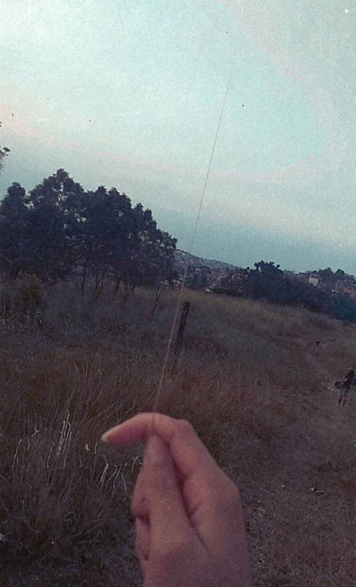 Gabrielle Zamorano aprende a soltar pipa com o namorado, Rafael Oliveira