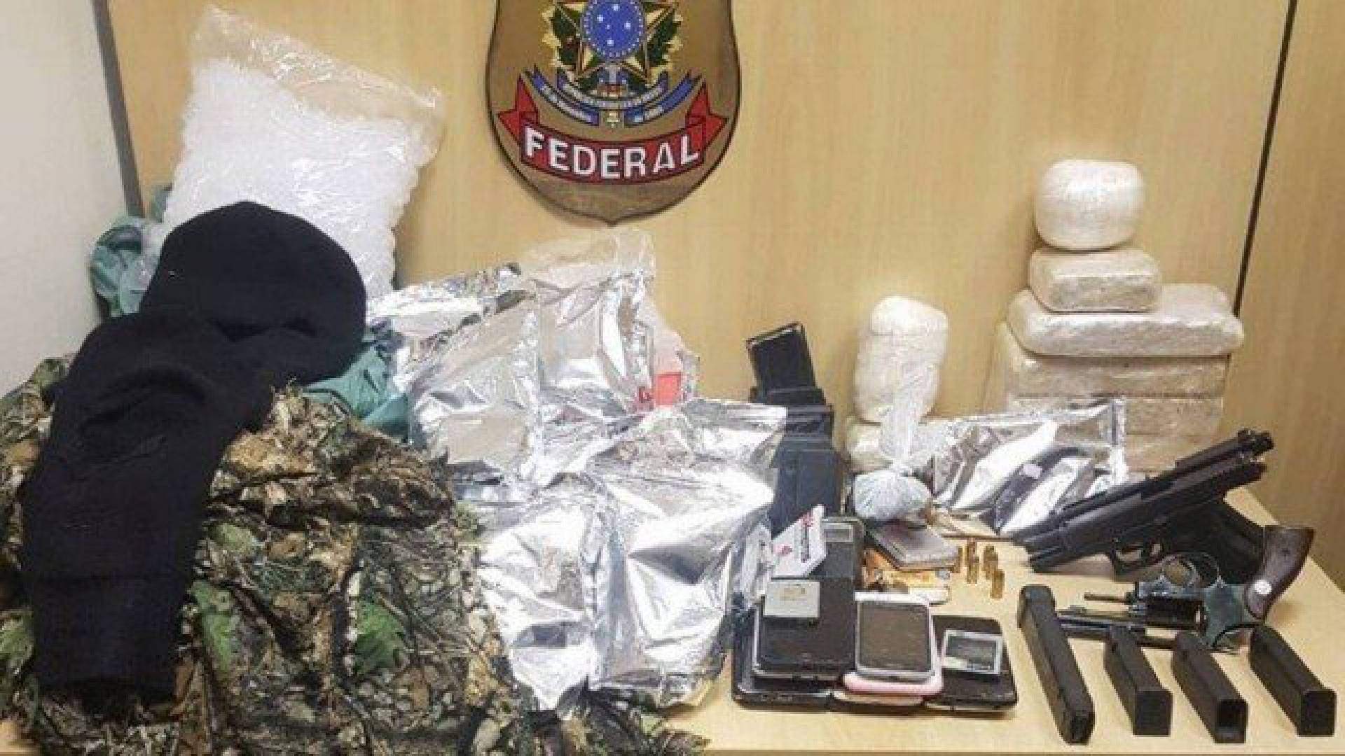 Foram localizadas e apreendidas armas, drogas, muniÃ§Ãµes, carregadores e roupas camufladas, entre outros itens