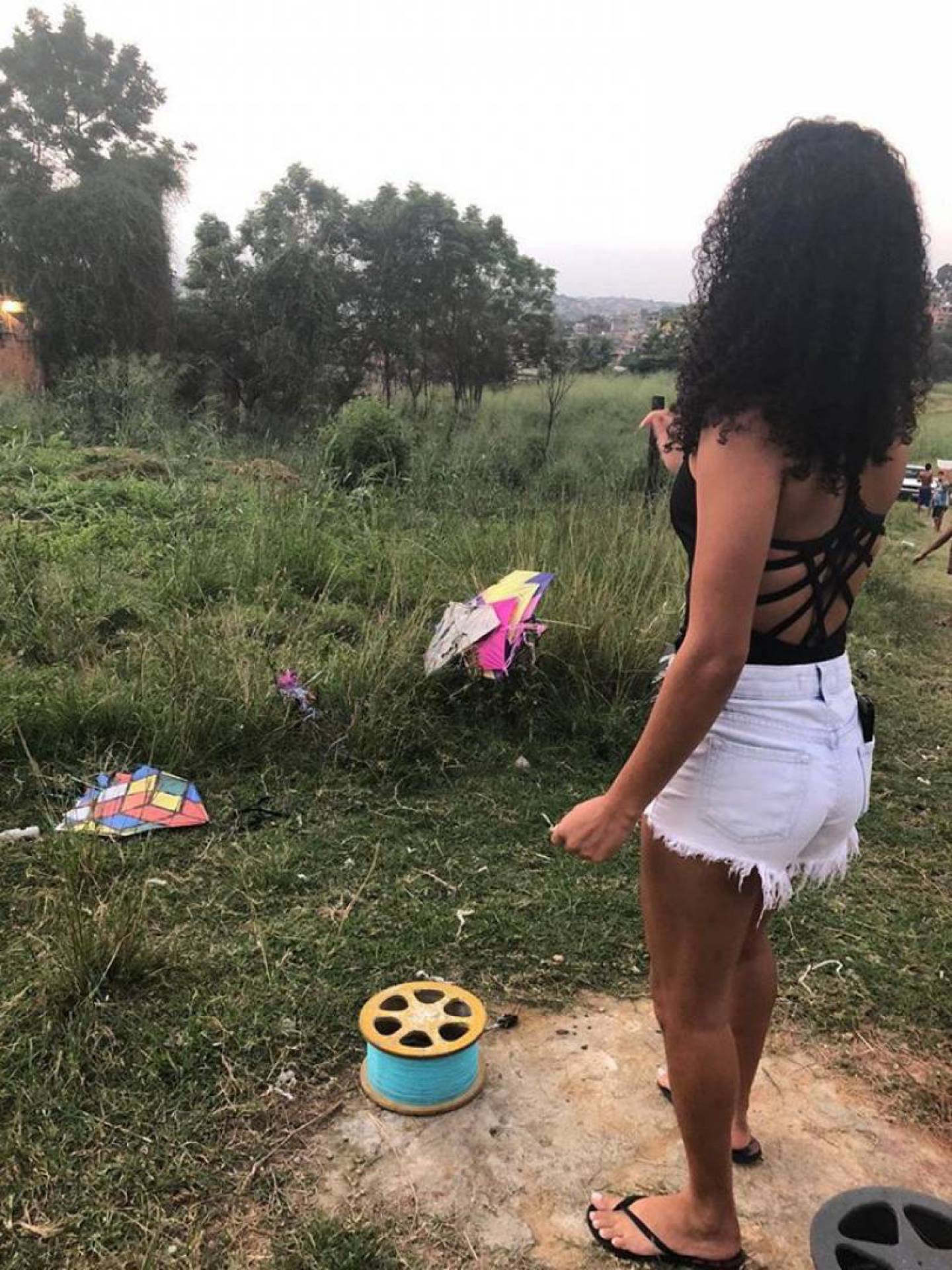 Gabrielle Zamorano aprende a soltar pipa com o namorado, Rafael Oliveira