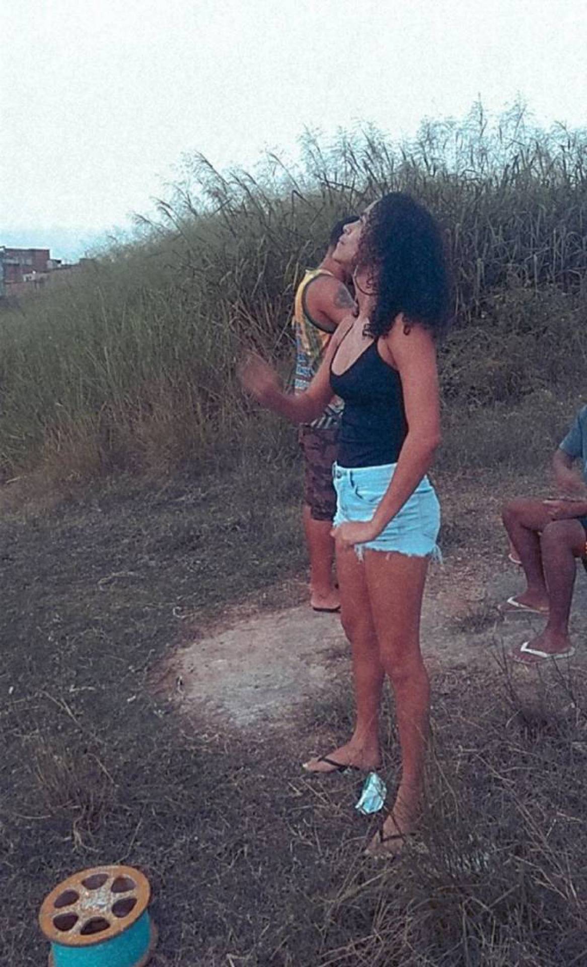 Gabrielle Zamorano aprende a soltar pipa com o namorado, Rafael Oliveira