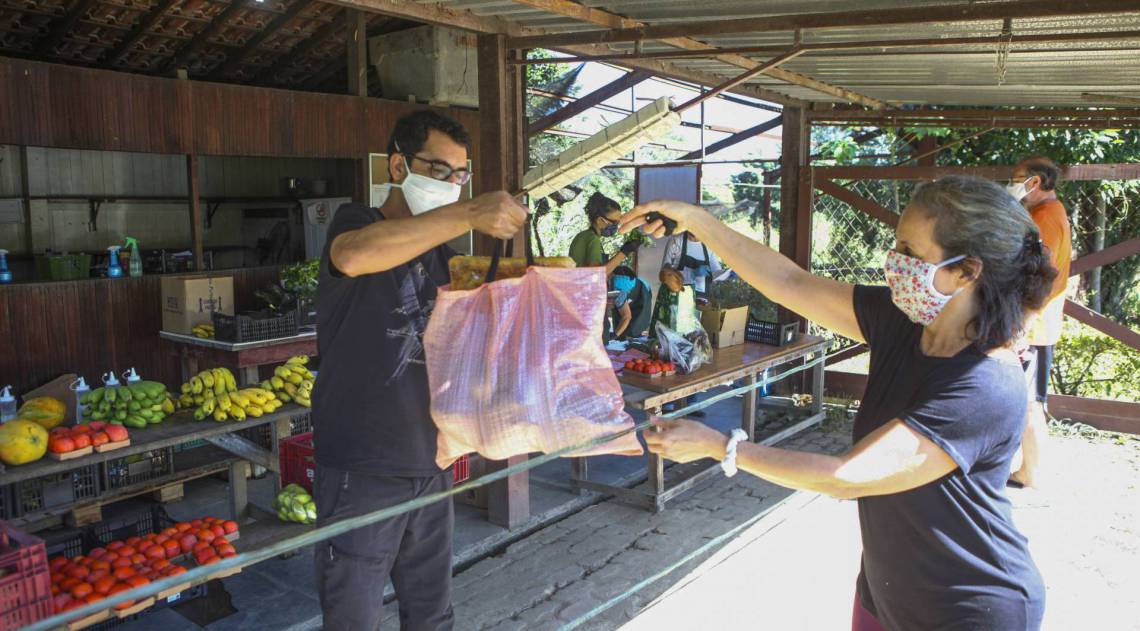 Rio, 20/05/2020  - COVID 19 - CORONAVIRUS - Feira da agricultura familiar. Projeto criado pela UFRRJ e EMATER-RIO. Seropedica, Municipio do Rio. Na foto Sra. Amparo.  coronavirusrio. Foto: Ricardo Cassiano/Agencia O Dia