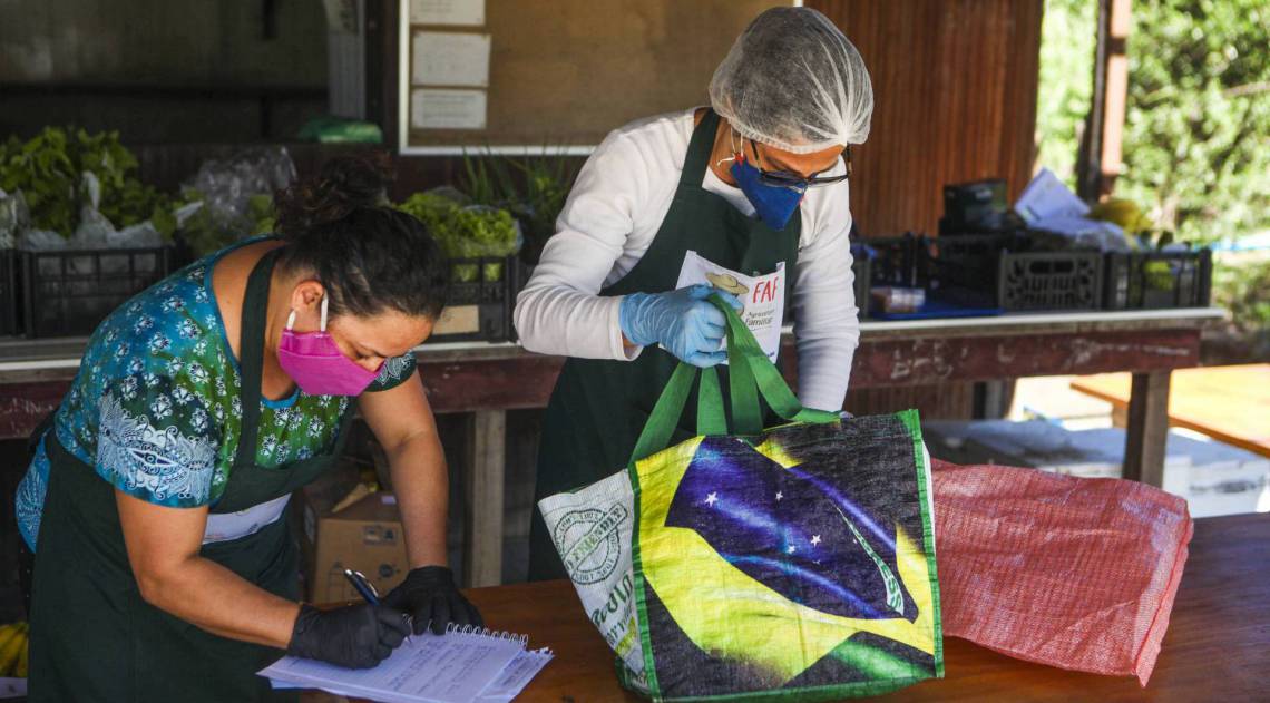 Rio, 20/05/2020  - COVID 19 - CORONAVIRUS - Feira da agricultura familiar. Projeto criado pela UFRRJ e EMATER-RIO. Seropedica, Municipio do Rio. Na foto Nidia Majerowicz, Sonia Nascimento.  coronavirusrio. Foto: Ricardo Cassiano/Agencia O Dia