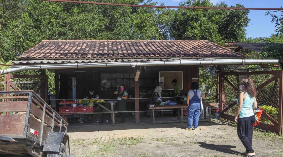 Rio, 20/05/2020  - COVID 19 - CORONAVIRUS - Feira da agricultura familiar. Projeto criado pela UFRRJ e EMATER-RIO. Seropedica, Municipio do Rio. coronavirusrio. Foto: Ricardo Cassiano/Agencia O Dia
