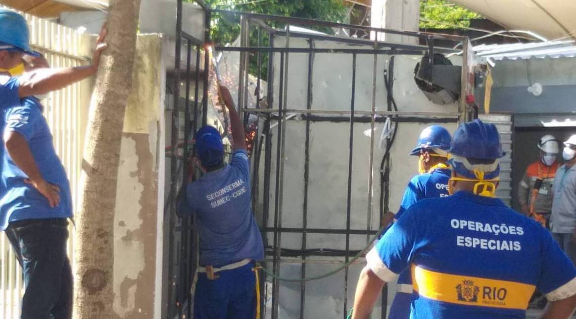 Prefeitura remove boxes de camel&ocirc;s na Rocinha para facilitar acesso de ambul&acirc;ncias a tom&oacute;grafo em p&aacute;tio da Igreja Universal. Clima de tens&atilde;o marca destrui&ccedil;&atilde;o dos espa&ccedil;os