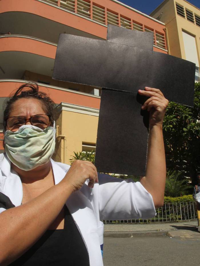 200520 - CORONAVIRUS -  Funcion&Atilde;&iexcl;rios da Sa&Atilde;&ordm;de promovem ato por melhores condi&Atilde;&sect;&Atilde;&micro;es de trabalho da porta do Hospital Pedro Ernesto.     Estefan Radovicz / Agencia O Dia         CORONAVIRUS,CIDADE,RIO,PANDEMIA