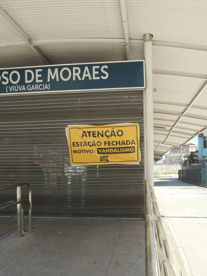 200520 - CORONAVIRUS -  Estacoes do BRT fechadas devido a vandalismo. Nas fotos, Esta&ccedil;&atilde;o Cardoso de Moraes em Olaria.     Estefan Radovicz / Agencia O Dia         CIDADE,RIO,MOBILIDADE,CONSERVA&Ccedil;&Atilde;O,DEPREDA&Ccedil;&Atilde;O