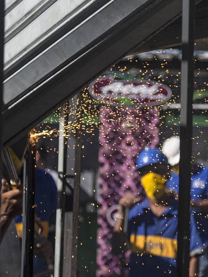 Rio - 20/05/2020 - COVID 19 - CORONAVIRUS - Clima de tens&atilde;o marca remo&ccedil;&atilde;o de boxes na Rocinha pela Prefeitura do Rio.Cerca de sete constru&ccedil;&otilde;es feitas pelos camel&ocirc;s j&aacute; foram removidas do local, de um total de 40. Trabalhadores aguardam liminar para impedir destrui&ccedil;&atilde;o, motivada pela coloca&ccedil;&atilde;o de um tom&oacute;grafo no p&aacute;tio da Igreja Universal.  Foto: Daniel Castelo Branco / Agencia O Dia
