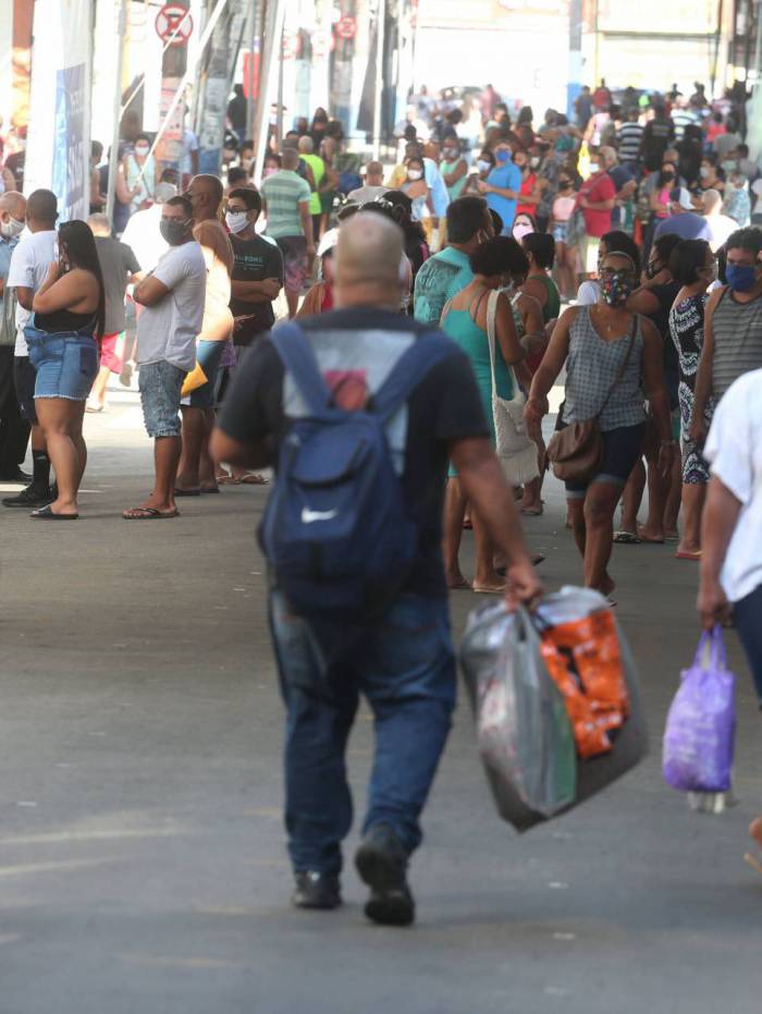 Apesar da quarentena, movimento nas ruas é grande na cidade
