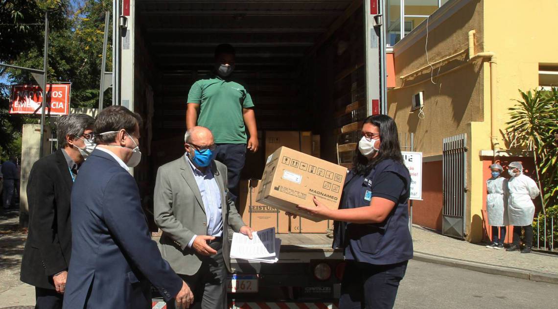 Secretaria municipal de Saúde, Beatriz Busch, entrega respiradores no Hospital Pedro Ernesto - Estefan Radovicz / Agencia O Dia