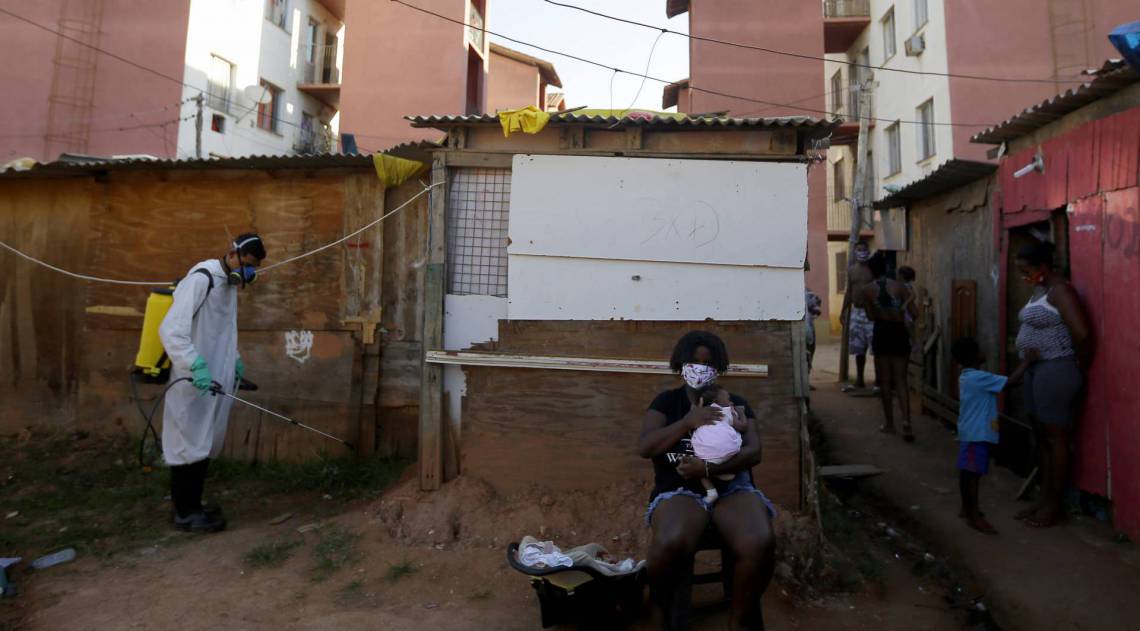 A moradora da comunidade da Zona Oeste P&acirc;mela Almeida com a filha 