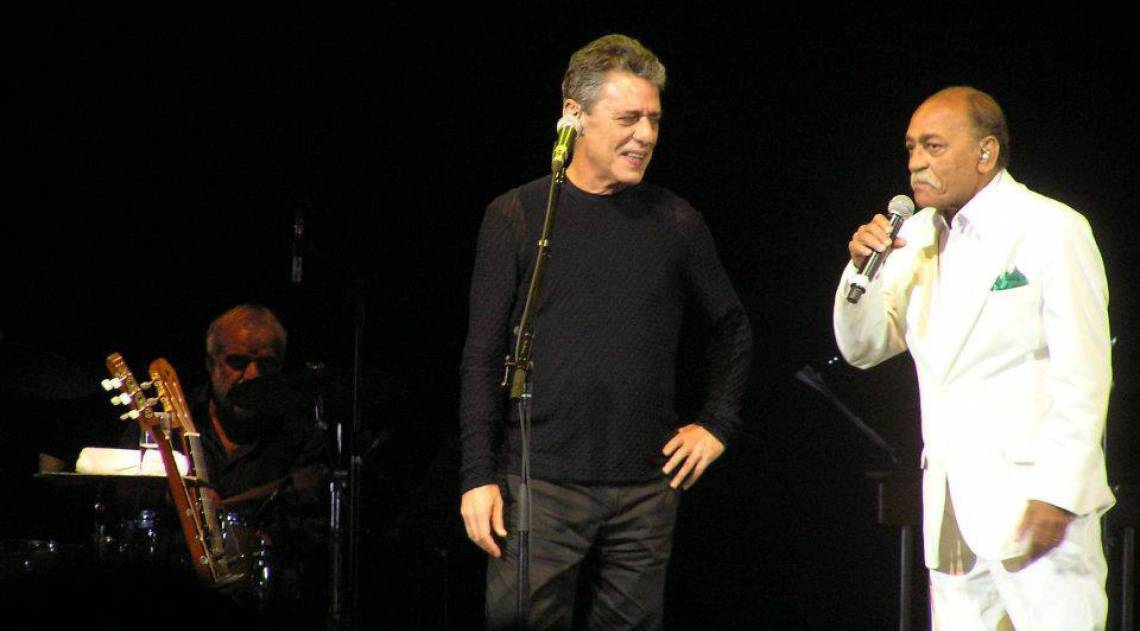 Chico Batera ao fundo em show do Chico Buarque