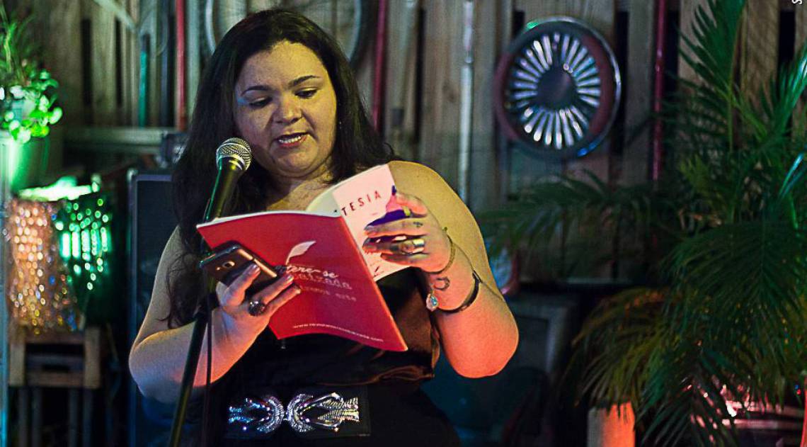 A editora Perla de Castro no Sarau da Editora Litere-se, em Queimados, antes do isolamento social