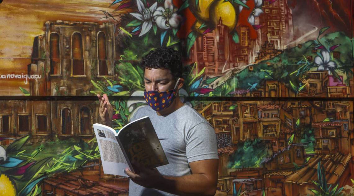 Rio, 21/05/2020 - COVID 19 - CORONAVIRUS - ESPECIAL - Artistas da Baixada. Escritor passa a fazer saral online. Na foto Thiago Kuerques. Via Light. Nova Iguacu, Municipio do Rio. coronavirusrio. Foto: Ricardo Cassiano/Agencia O Dia