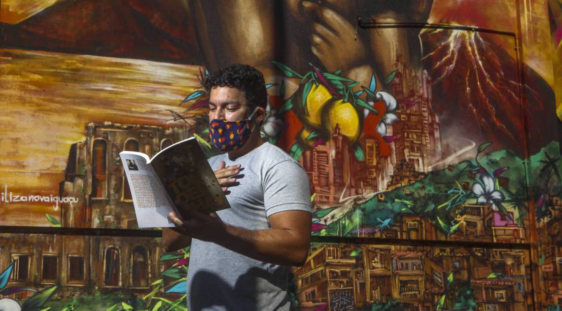 Rio, 21/05/2020 - COVID 19 - CORONAVIRUS - ESPECIAL - Artistas da Baixada. Escritor passa a fazer saral online. Na foto Thiago Kuerques. Via Light. Nova Iguacu, Municipio do Rio. coronavirusrio. Foto: Ricardo Cassiano/Agencia O Dia