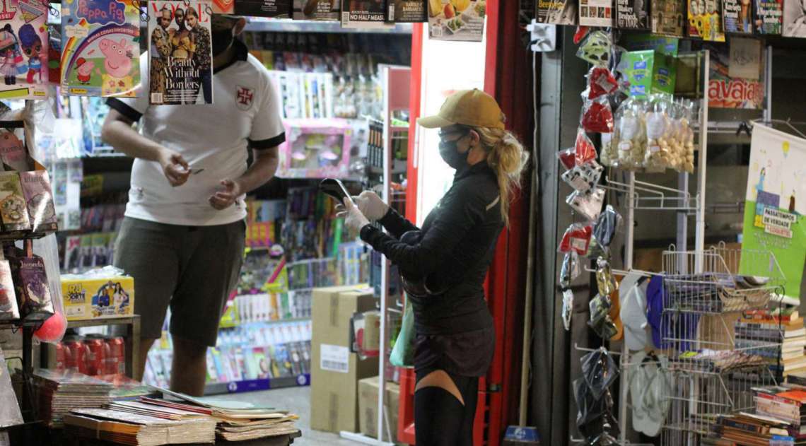 Danielle Winits compra máscara no Leblon, na Zona Sul do Rio