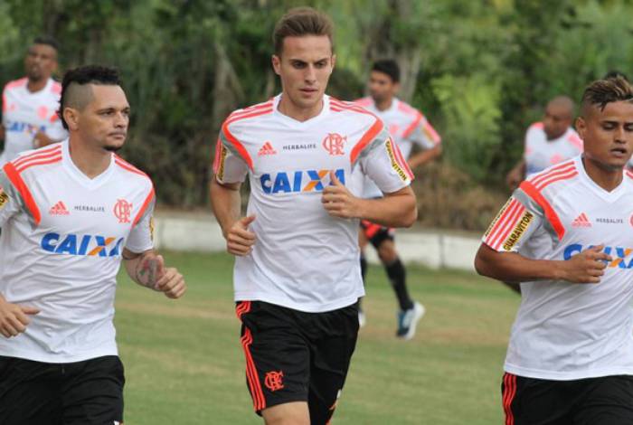Bressan explica poucas oportunidades no Flamengo em 2015: Respeito o clube