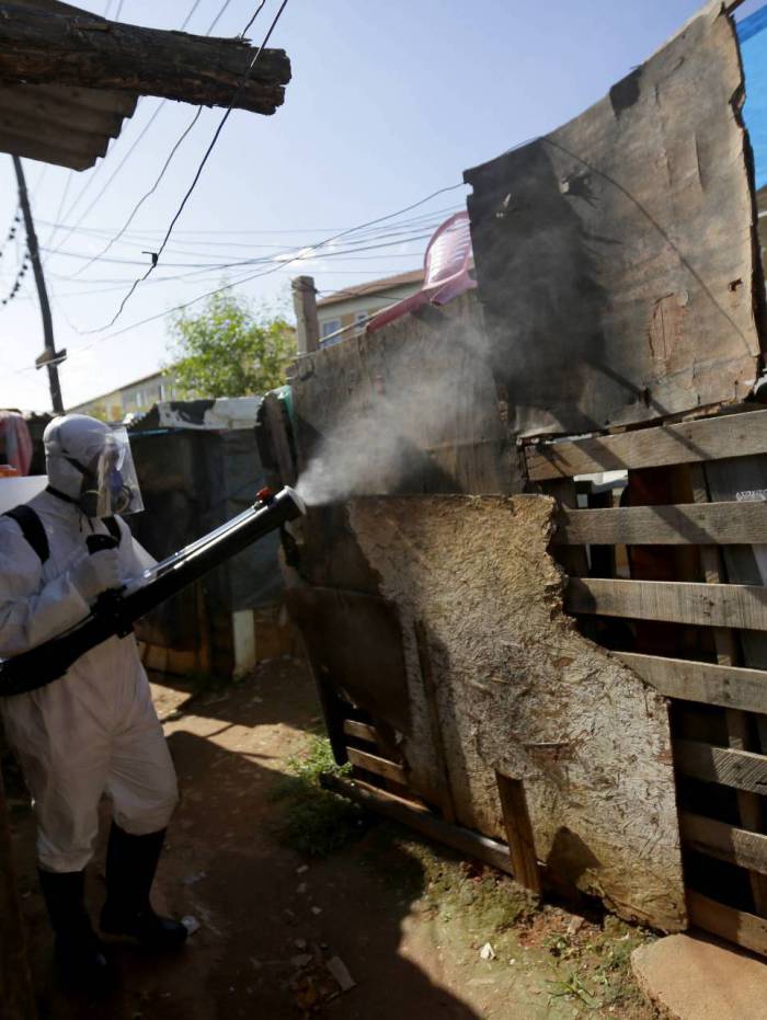 Rio de Janeiro 21/05/2020 - Covid-19 - Os proprios moradores fazem a dedetiza&Atilde;?&Acirc;&sect;&Atilde;?&Acirc;&pound;o da comunidade Jesuitas em Santa Cruz. Foto: Luciano Belford/Agencia O Dia