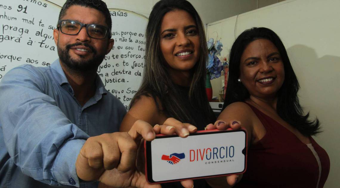 CADERNO BAIXADA - Advogados criam plataforma digital para divorcio concensual. Na foto, os personagens, (esq p. dir),Amaro Cabral Monteiro,Marina Monteiro de Oliveira e Débora Simone.          Estefan Radovicz / Agencia O Dia            CIDADE,RIO,CAXIAS,DIREITO,ADVOGADOS,DIVÓRCIO