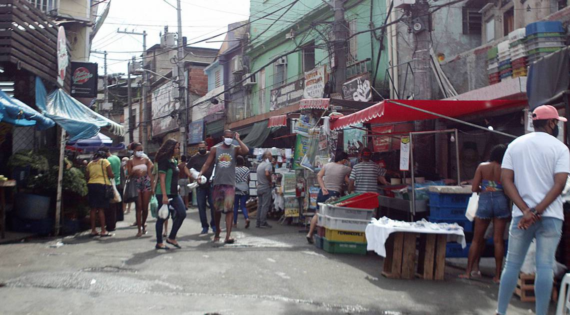 Rio de Janeiro - RJ  - 22/05/2020 - COVID 19 - Coronavirus no Rio - Movimentacao na zona norte - na foto, Nova Brasilia, Avenida Itaoca -  Foto Reginaldo Pimenta / Agencia O Dia