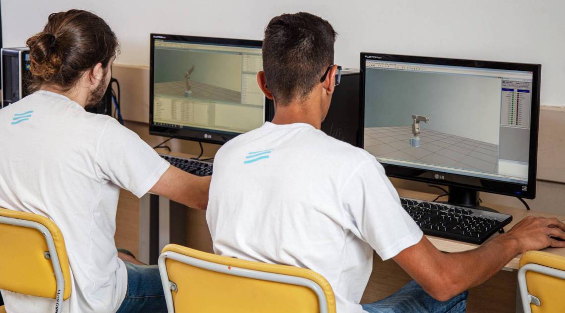 Novo Branding  - Resende - Senai. Alunos do SENAI mecatrônica operando braço robótico no computador. Da esquerda para a direita:  os alunos Reginaldo Medeiros da S. Junior e Lucas Guilherme Piassa Ferreira.