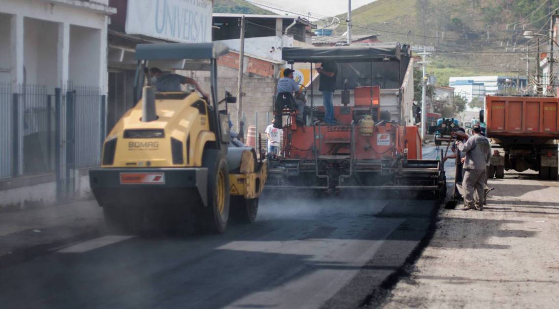 A Prefeitura de Volta Redonda iniciou nesta sexta-feira, dia 22, a aplicação de massa asfáltica na Av. Paulo Erlei de Abrantes, no Três Poços - Gabriel Borges