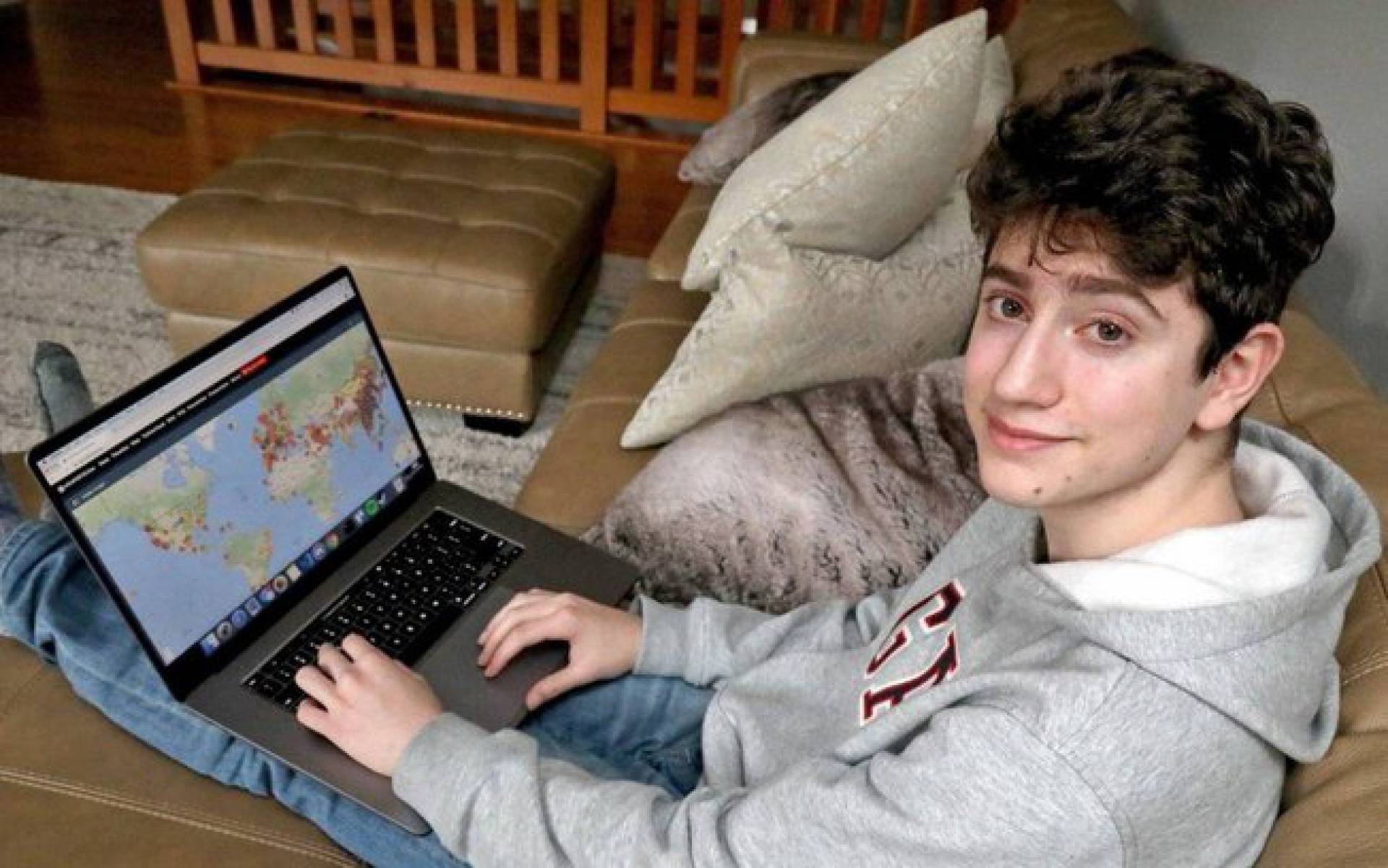 Jovem de 17 anos recusa R$ 46 milh&otilde;es para vender site que monitora avan&ccedil;o da covid-19