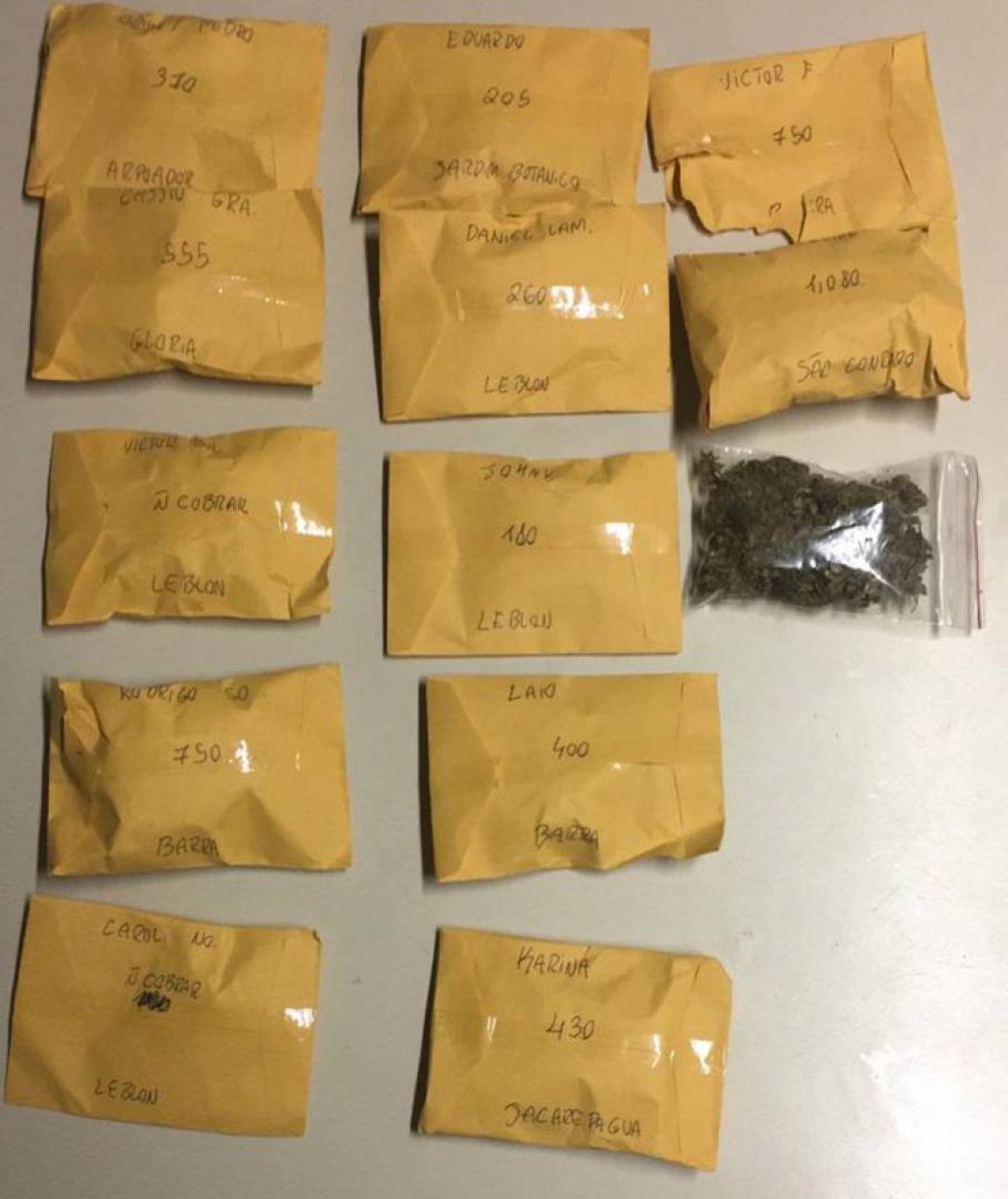 Com a dupla, a polícia apreendeu envelopes de skank com endereços dos prováveis consumidores - Polícia Civil / Divulgação
