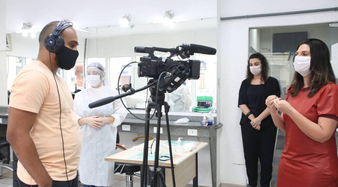 Camilla Franco orientou os participantes sobre todos os protocolos que deverão ser adotados tanto pelos profissionais quanto pelos clientes - Divulgação / Luciana Carneiro