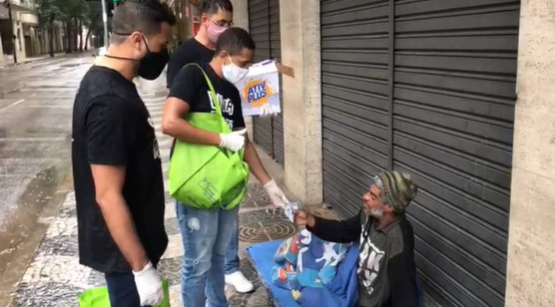 O grupo Pela Vidda distribuiu máscaras e lanches na Cinelândia - Ricardo Cassiano / Agência O Dia