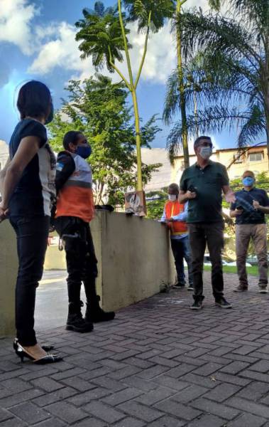 O deputado estadual Paulo Bagueira mediou o encontro, cujos participantes - respeitando o isolamento social - se espalharam pela Praça Flavio Palmier da Veiga - Divulgação / Vinícius Martins
