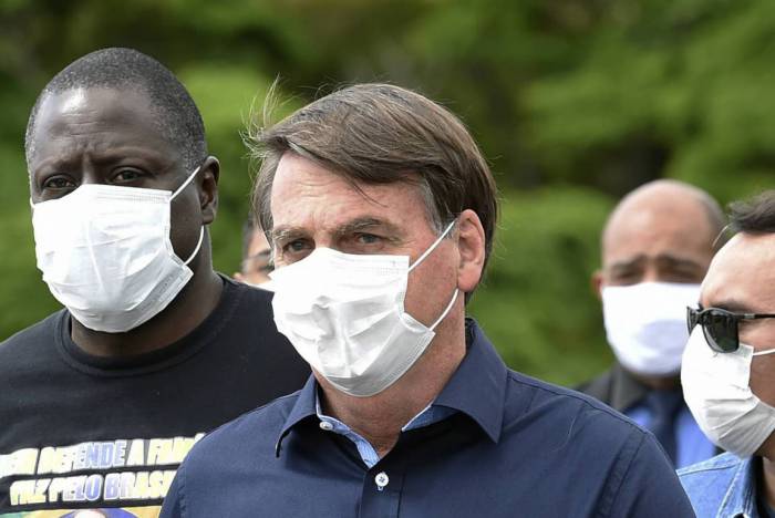 Bolsonaro compartilha vídeo de ator americano defendendo armamento