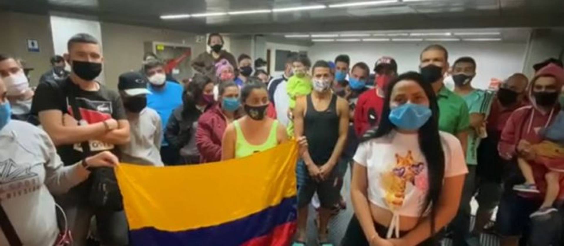 Cerca de 180 colombianos seguem acampando no local - Reprodução/TV