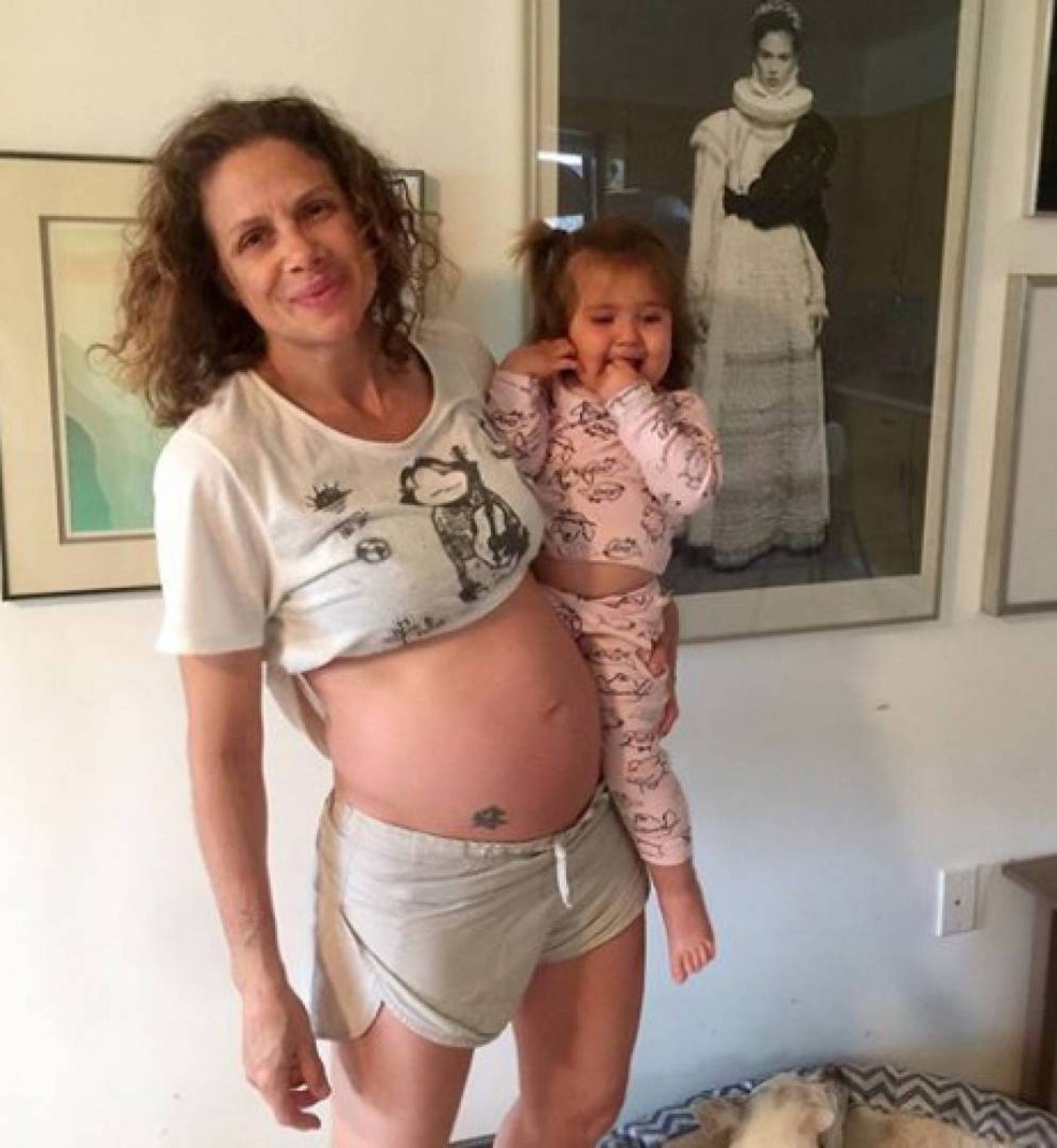Michele Neiva publicou uma foto em que aparece a barriguinha de grávida - Instagram / Reprodução