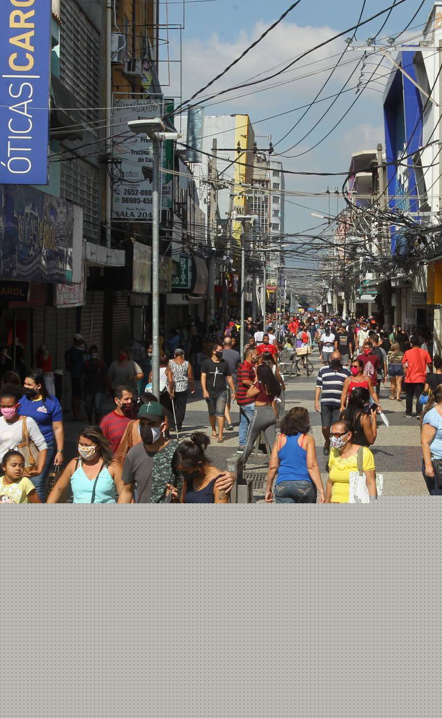 250520 - CORONAVIRUS - Abertura parcial do comercio leva uma grande quantidade de gente para o centro de Caxias. Na foto, movimentacao no Calcadao de Caxias pela manha.     Estefan Radovicz / Agencia O Dia